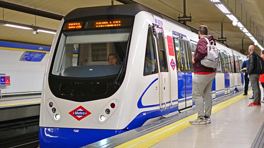 Texto Alternativo: Los madrileños mejoran a un notable alto su valoración del transporte público regional
