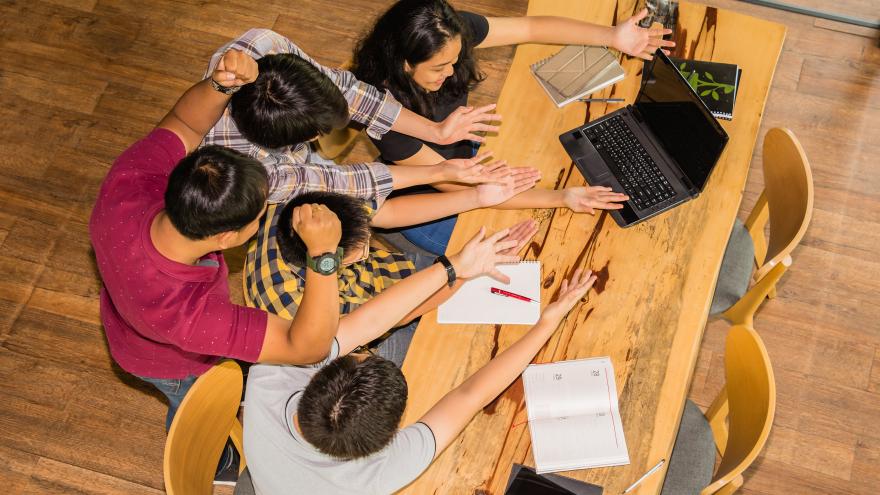 Texto Alternativo: La Comunidad de Madrid reúne a un centenar de alumnos en la primera edición del concurso histórico educativo Quizstory: Spanish Friendship