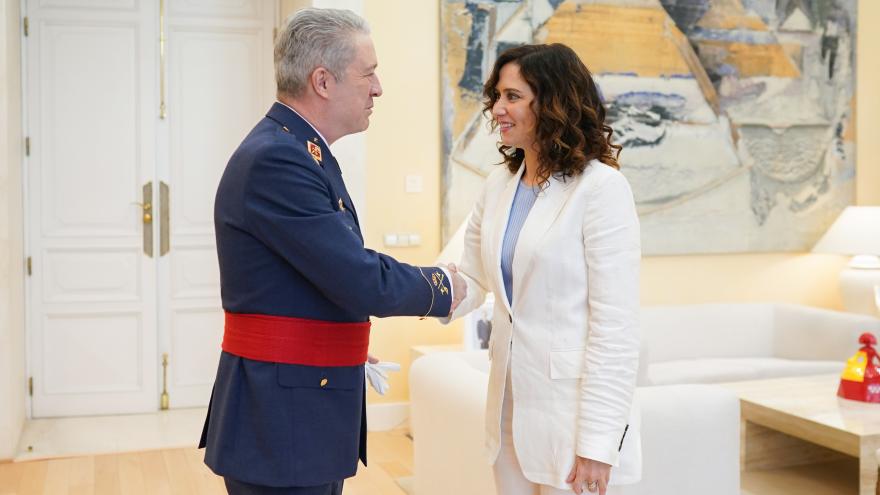 Texto Alternativo: Díaz Ayuso recibe al nuevo jefe del Mando Aéreo General, reel Gobierno de la Comunidad de Madrid presentante de las Fuerzas Armadas en la Comunidad de Madrid
