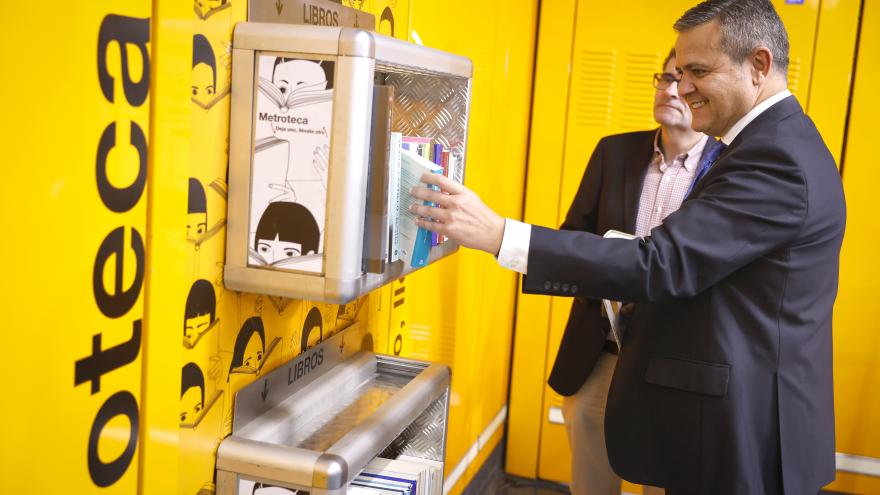 Texto Alternativo: La Comunidad de Madrid recicla las antiguas papeleras de Metro y las convierte en librerías para fomentar la lectura entre los viajeros