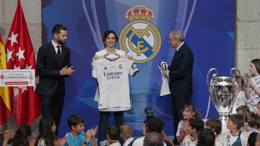 Texto Alternativo: Díaz Ayuso rinde homenaje al Real Madrid tras su 15ª Champions, “el mejor equipo del mundo en el mejor momento de su historia”