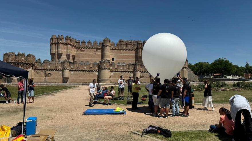 Texto Alternativo: Un centenar de alumnos de institutos públicos de la Comunidad de Madrid lanza un globo sonda para estudiar la estratosfera