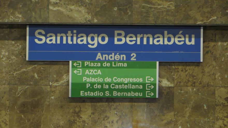 Texto Alternativo: La Comunidad de Madrid agota en media hora la antigua señalética de la estación Santiago Bernabéu tras ponerla a la venta en la tienda online de Metro