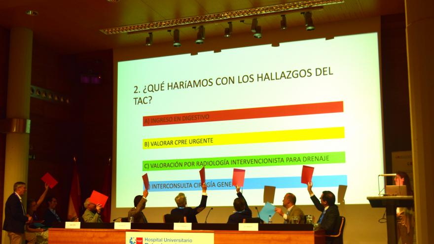 Texto Alternativo: El Hospital Príncipe de Asturias analiza cómo tratar los cálculos biliares con procedimientos muy poco invasivos