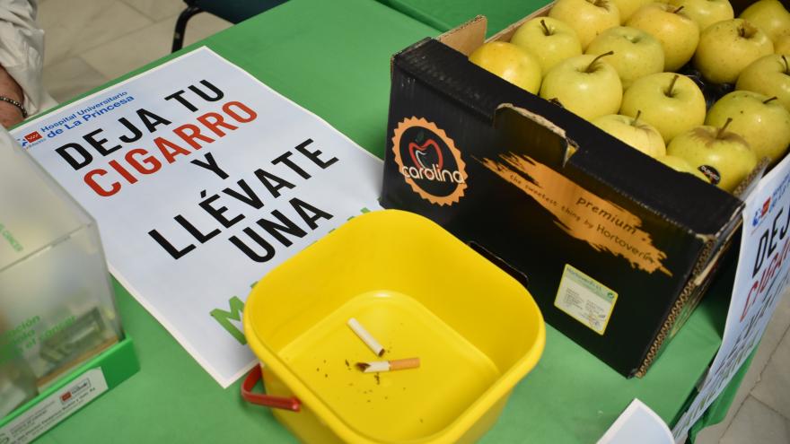 Texto Alternativo: El Hospital de La Princesa intercambia manzanas por cigarrillos en el Día Mundial sin Tabaco