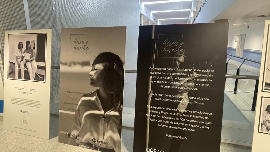 Texto Alternativo: El Hospital Infanta Cristina acoge la exposición “Héroes y heroínas” para dar visibilidad a los pacientes ostomizados
