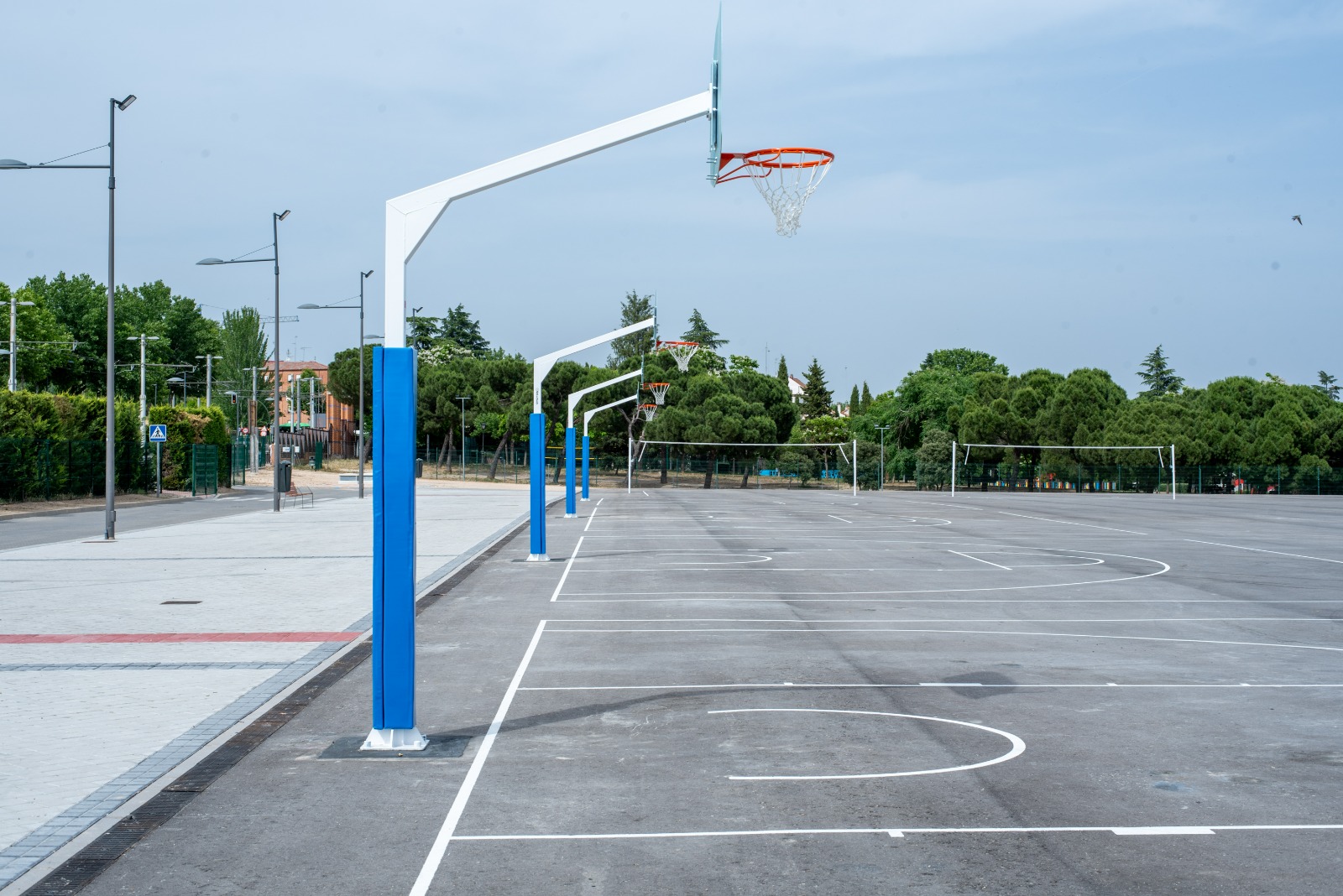 Texto Alternativo: Instaladas cuatro canastas y dos redes de voleibol desmontables en el Recinto Ferial