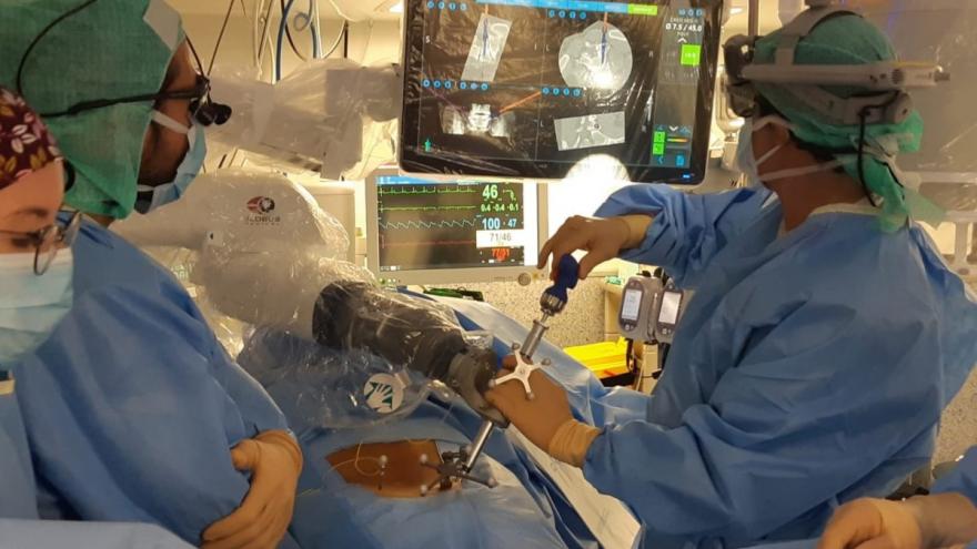 Texto Alternativo: Cirujanos del Hospital Clínico San Carlos superan las 100 intervenciones de columna realizadas con cirugía robótica