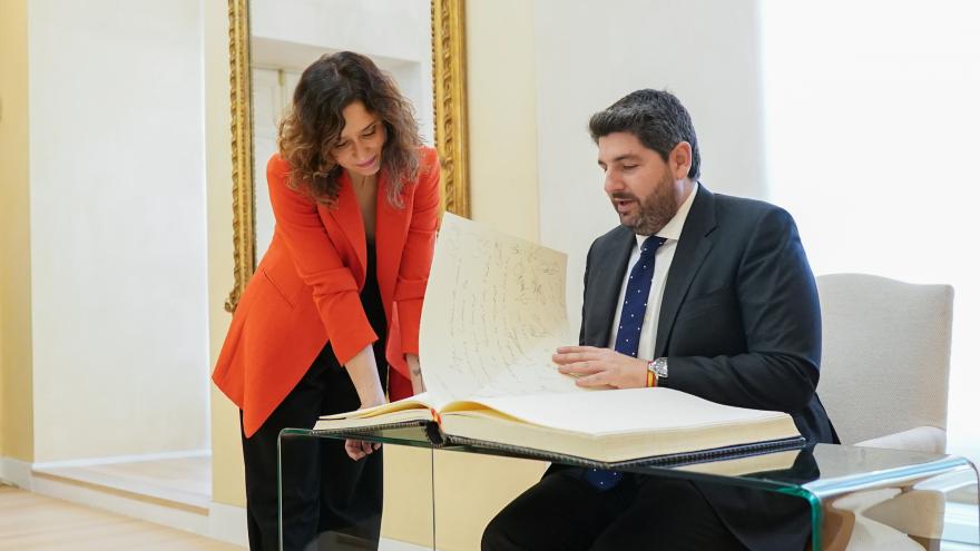 Texto Alternativo: Díaz Ayuso se reúne en la Real Casa de Correos con el presidente de la Región de Murcia