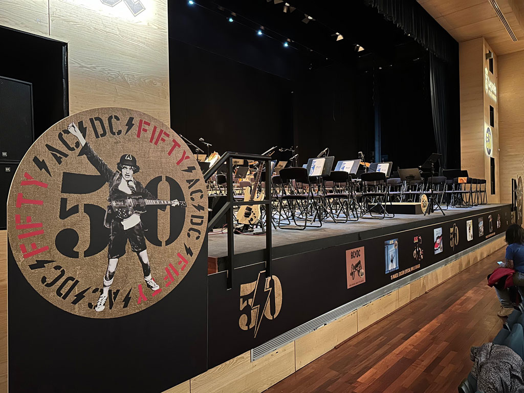 Texto Alternativo: Este sábado el Teatro Egaleo vibrará al ritmo de AC/DC con los acordes de la Banda Sinfónica de la Escuela de Música