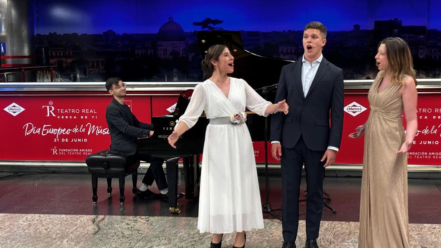 Texto Alternativo: La Comunidad de Madrid celebra el Día Europeo de la Música con un recital de piano en la estación de Metro de Nuevos Ministerios