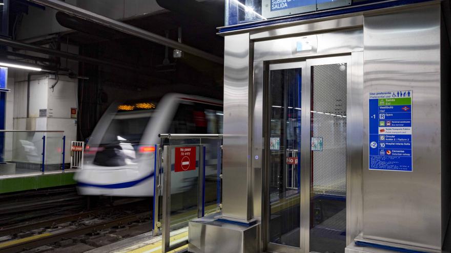 Texto Alternativo: La Comunidad de Madrid concluye el segundo Plan Renove de ascensores de Metro para mejorar la accesibilidad de la red