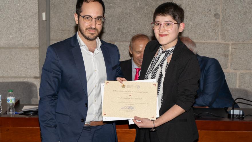 Texto Alternativo: Una médico del Centro de Salud Orcasitas recibe el Premio Fin de Residencia 2024 del ICOMEM