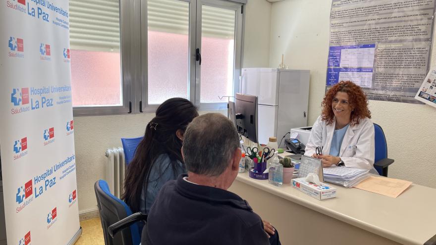 Texto Alternativo: El Hospital Universitario La Paz atiende más de 300 pacientes al año de toda España en su Unidad Multidisciplinar de ELA