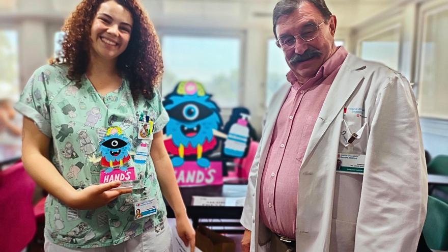 Texto Alternativo: El Hospital Severo Ochoa premia a una enfermera residente en su concurso de higiene de manos