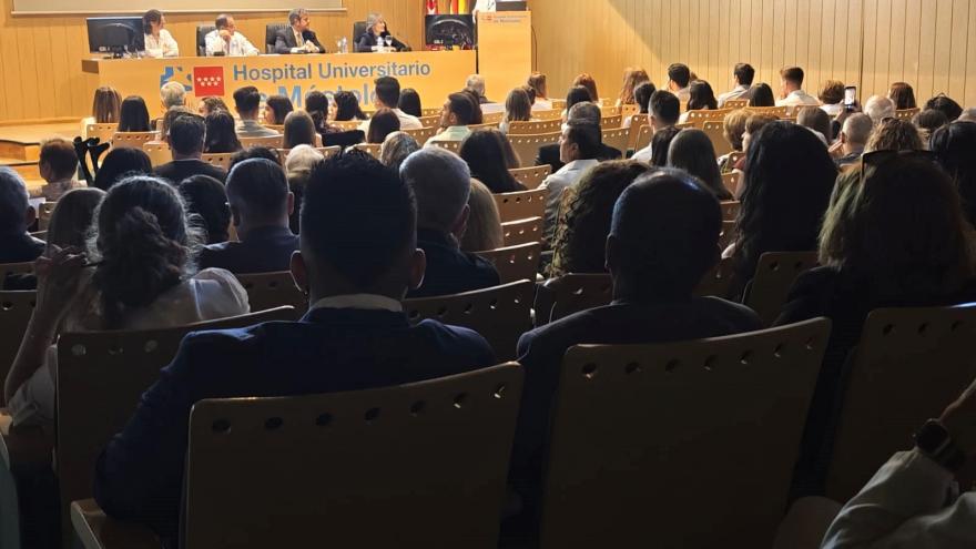 Texto Alternativo: El Hospital de Móstoles acoge la graduación de una nueva promoción de médicos formados en la Universidad Rey Juan Carlos