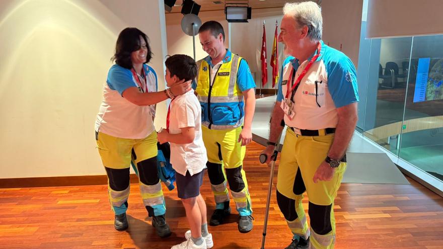 Texto Alternativo: Sanitarios del SUMMA112 de la Comunidad de Madrid se reencuentran con un niño cuyo parto en domicilio asistieron hace 10 años