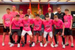 Texto Alternativo: El alcalde recibe a los juveniles del Móstoles Futsal, que consiguieron el ascenso a la División de Honor