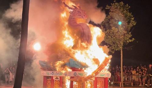 Texto Alternativo: Más de 4.500 personas quemaron sus deseos en la hoguera de San Juan en el gran dragón que ardió en Zarzaquemada