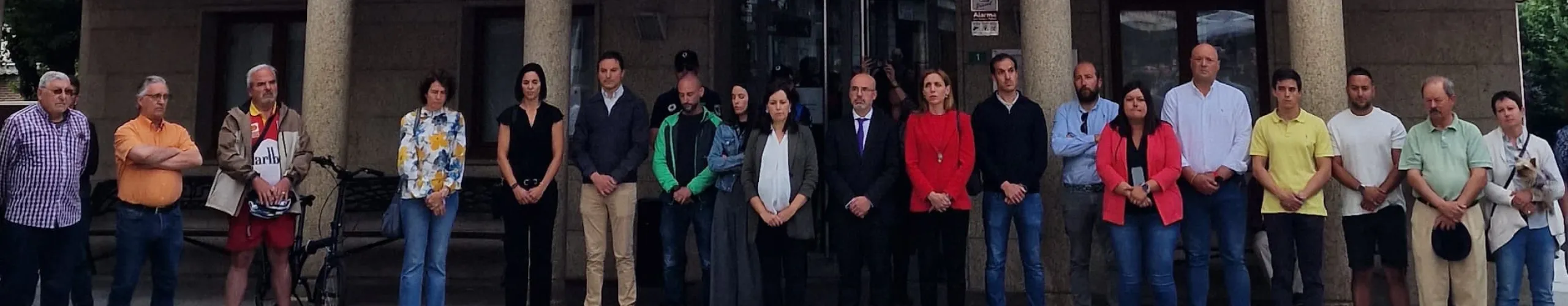 Texto Alternativo: Candelaria Testa, alcaldesa y vicepresidenta de la Comisión de Lucha contra la Violencia de Género de la FEMP, acude a la concentración silenciosa en Soto del Real