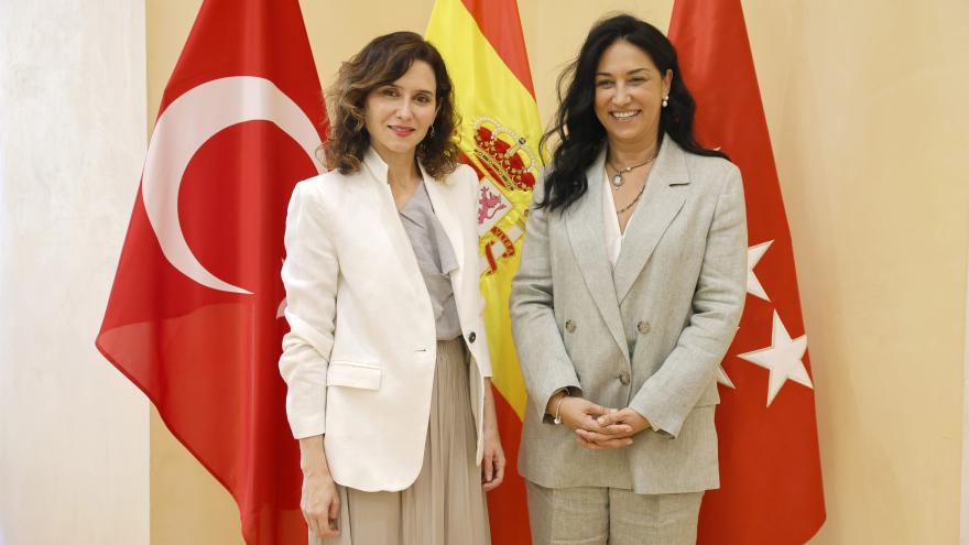 Texto Alternativo: Díaz Ayuso se reúne con la embajadora de la República de Turquía para estrechar lazos culturales y turísticos