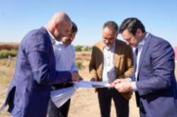 Texto Alternativo: El alcalde y el viceconsejero de Medio Ambiente, Agricultura y Ordenación del Territorio visitan el punto de inicio de las obras de conexión del PAU-4 con la autopista radial R5