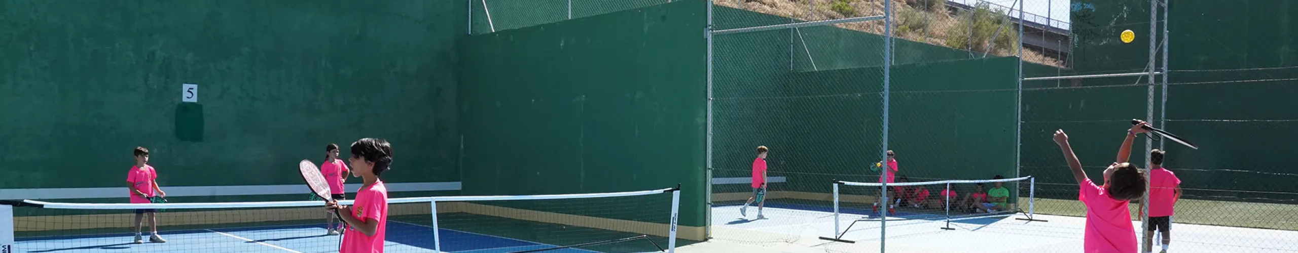 Texto Alternativo: Alcorcón inaugura ocho pistas de Pickelball, una nueva modalidad deportiva de raqueta en auge cuya práctica ya está disponible en el polideportivo La Canaleja