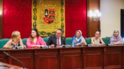 Texto Alternativo: El alcalde de Móstoles recibe a 20 niños saharauis durante su estancia en el municipio, gracias al programa “Vacaciones en paz”