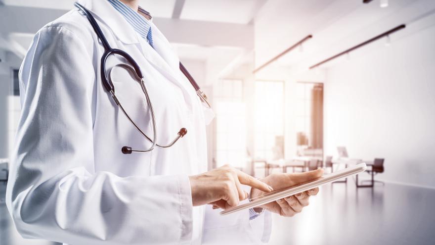 Texto Alternativo: La Comunidad de Madrid atendió en 2023 cerca de 4 millones de urgencias en 28 hospitales públicos de la región, un 1% menos que el año anterior