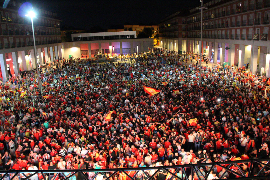 Texto Alternativo: Miles de vecinos vibraron en la Plaza Mayor de Leganés con el triunfo de España en la Eurocopa