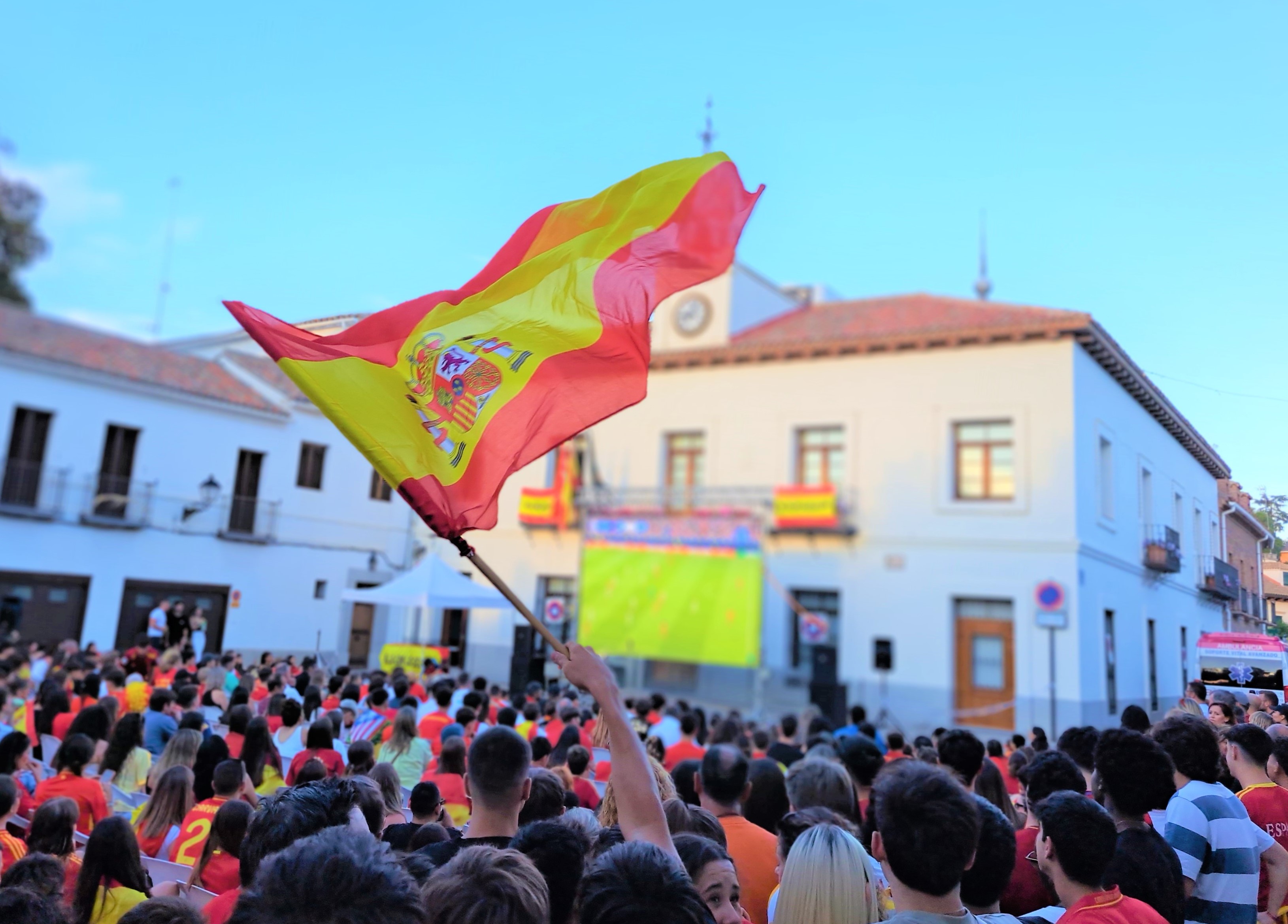 Texto Alternativo: Villaviciosa de Odón vibró ante la pantalla gigante instalada por el Ayuntamiento para presenciar la final de la Eurocopa