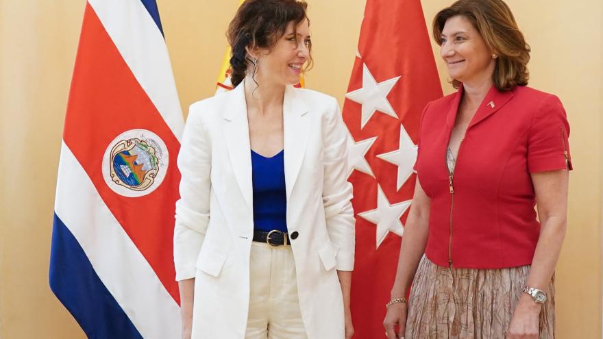 Texto Alternativo: Díaz Ayuso se reúne con la embajadora de Costa Rica para estrechar lazos culturales y el fomento del turismo