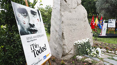 Texto Alternativo: El Ayuntamiento de Móstoles celebró un emotivo homenaje a Miguel Ángel Blanco en el XXVII aniversario de su asesinato