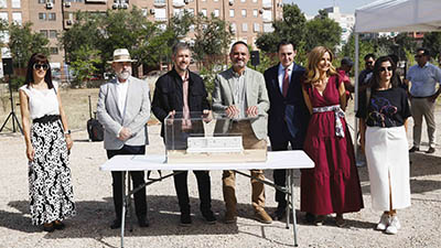 Texto Alternativo: El alcalde y el consejero de Presidencia, Justicia y Administración Local visitan la parcela que albergará el Palacio de la Justicia de Móstoles