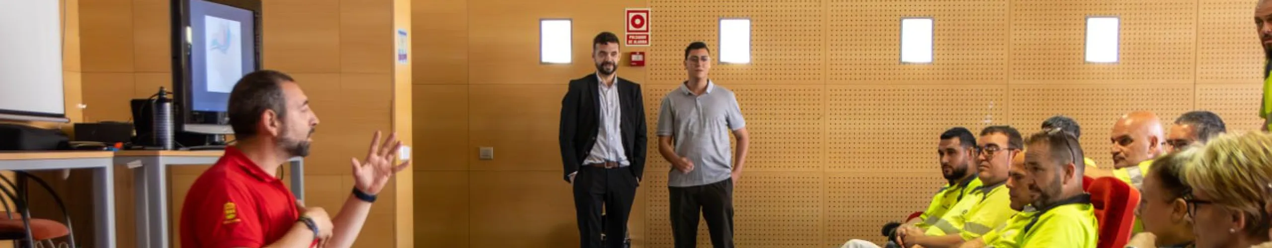 Texto Alternativo: Protección Civil imparte formaciones a la plantilla de ESMASA para asistir a los y las vecinas frente a golpes de calor o deshidrataciones