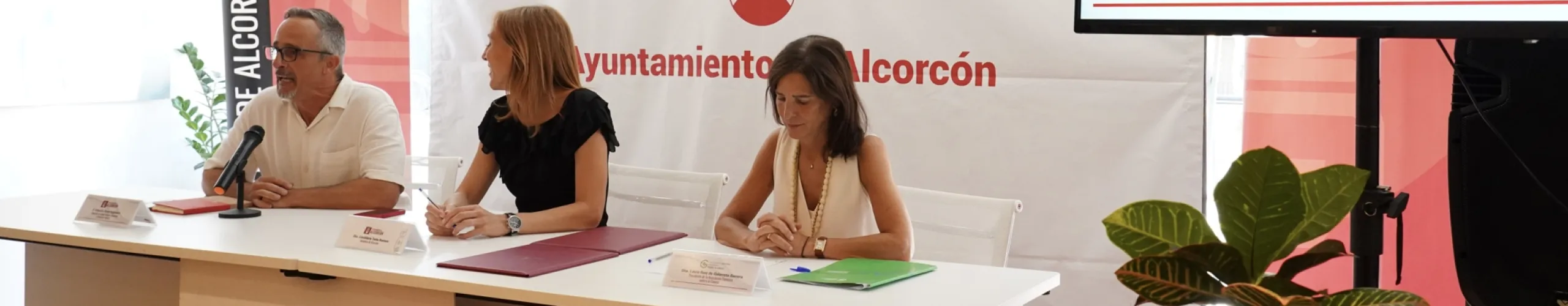 Texto Alternativo: El Ayuntamiento de Alcorcón firma un convenio de colaboración con la Asociación Española Contra el Cáncer en Madrid para señalizar los ‘Espacios sin humo’