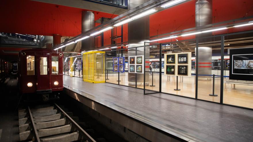 Texto Alternativo: La Comunidad de Madrid recibe más de 4.500 visitas en la exposición fotográfica Miradas, Metro en ochenta instantes