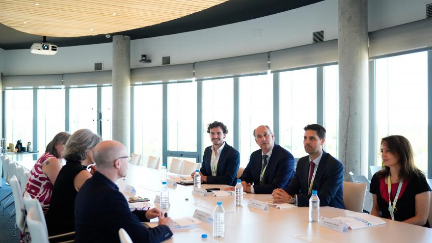 Texto Alternativo: La Comunidad de Madrid consolida su liderazgo en comunicación cuántica con nuevas tecnologías para evitar fallos informáticos