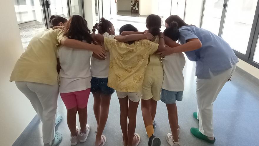Texto Alternativo: 25 niños saharauis pasan reconocimiento médico en el Hospital público Universitario del Sureste