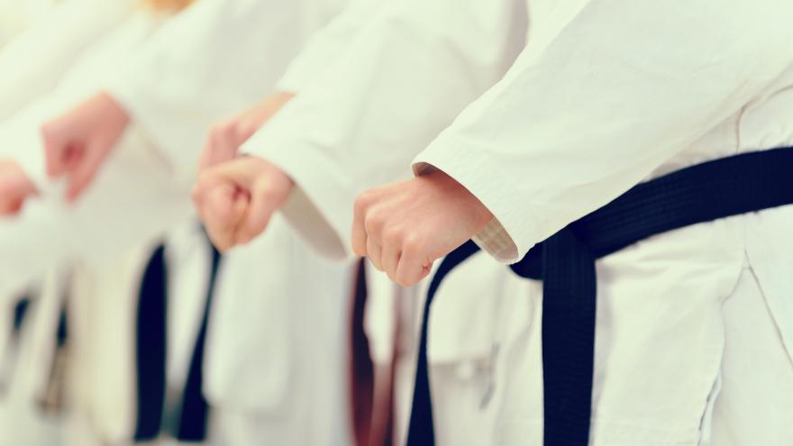 Texto Alternativo: La Comunidad de Madrid apoya a 4.500 niños y jóvenes para que practiquen piragüismo, karate o tenis en sus campus de promoción deportiva