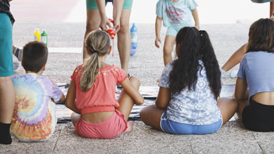 Texto Alternativo: El alcalde visita a los niños del CEIP Beato Simón de Rojas que participan en las colonias urbanas “Conciliamós”