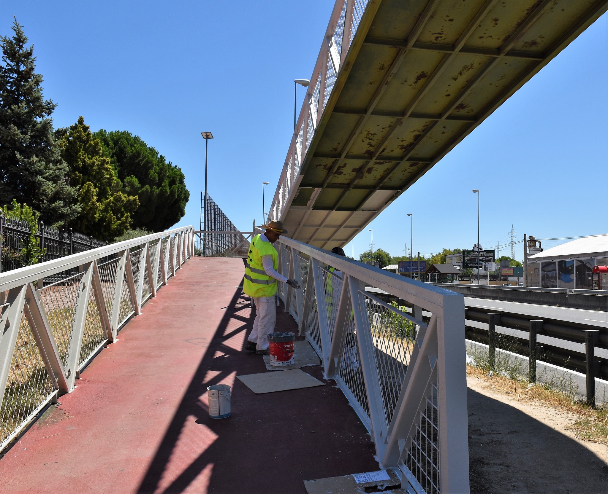 Texto Alternativo: Trabajos de rehabilitación y renovación del puente sobre la M-506 y la pasarela peatonal