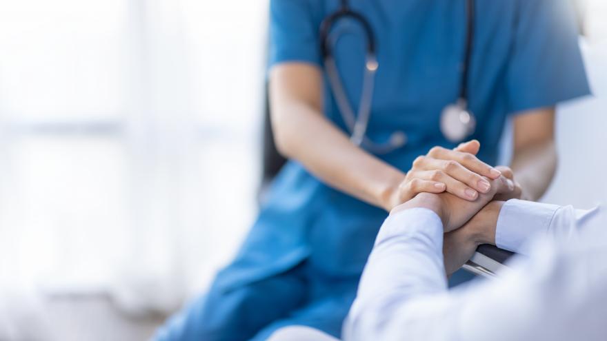 Texto Alternativo: La Comunidad invierte 15,7 millones en la compra de ropa hospitalaria dotada con chip para mejorar su control y trazabilidad en lavanderías y centros