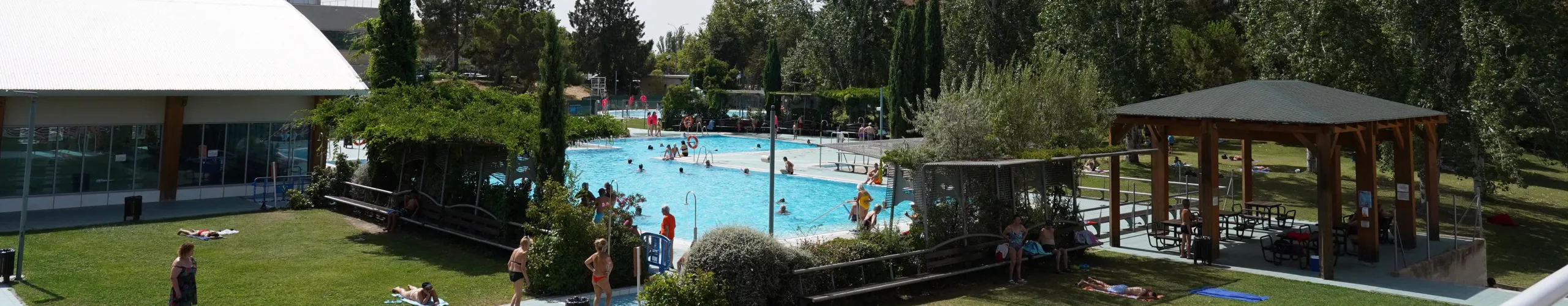 Texto Alternativo: La cafetería y servicio de restauración del polideportivo municipal ‘Los Cantos’ volverá a dar servicio a la ciudadanía en septiembre con la garantía de precios municipales en el uso de la piscina