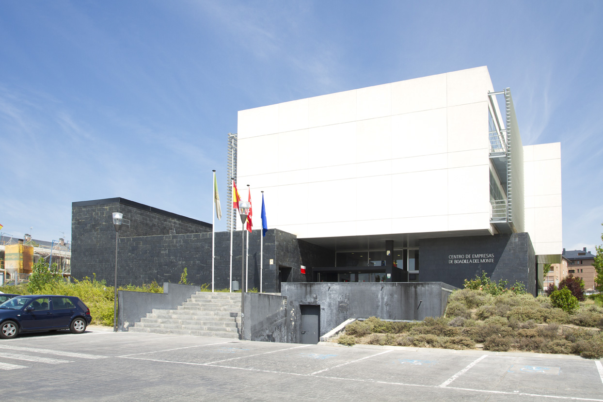 Texto Alternativo: Boadilla informa a los vecinos sobre los cursos gratuitos que ofrece FUNDAE para autónomos y emprendedores