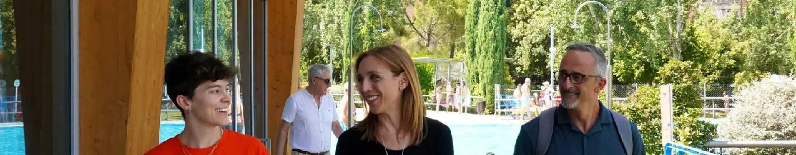 Texto Alternativo: Alcorcón impulsa los espacios saludables con dispensadores gratuitos de crema solar y ‘espacios sin humo’ en las piscinas municipales