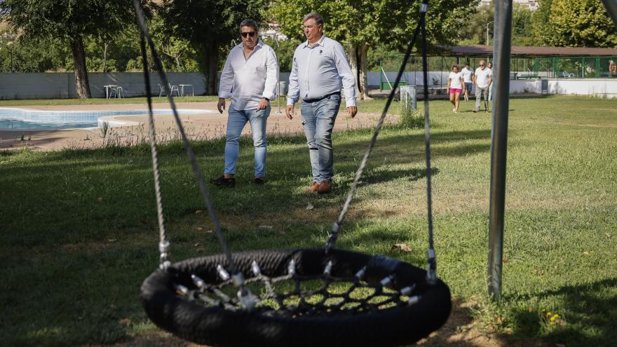 Texto Alternativo: La Comunidad de Madrid finaliza las obras de acondicionamiento de la calle Cruz de Carabaña y renueva los columpios de la piscina municipal