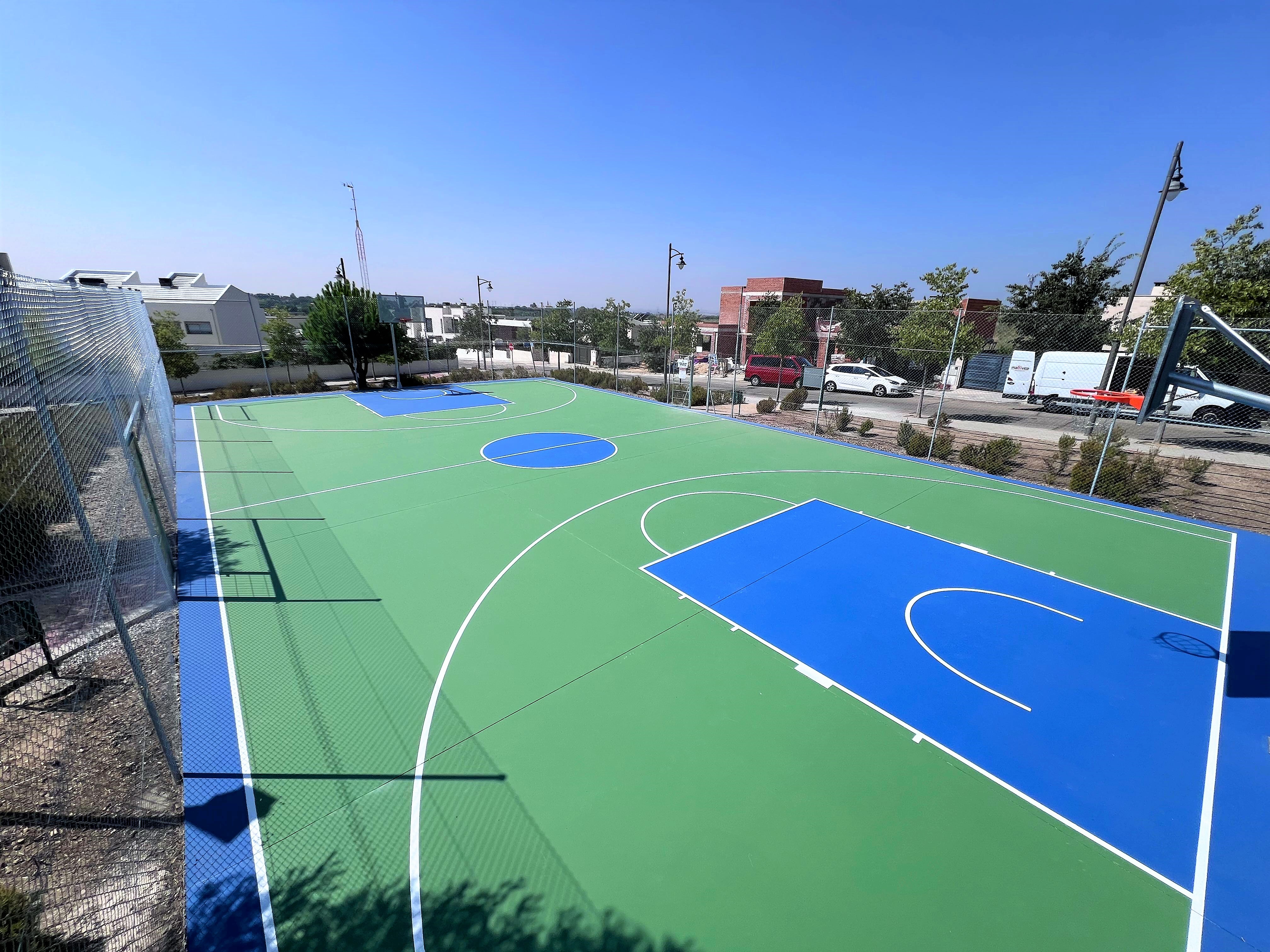 Texto Alternativo: Finalizada la remodelación de la pista de baloncesto de la calle Pedraza