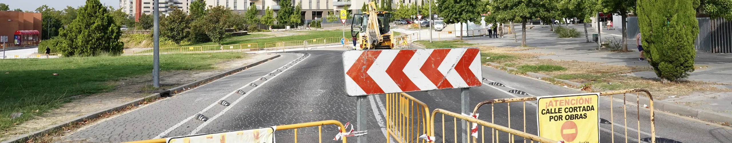 Texto Alternativo: Alcorcón mejora el pavimento de la glorieta ubicada junto a la estación de Renfe de Las Retamas, en el entorno de la calle Berlín