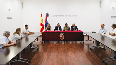 Texto Alternativo: El Ayuntamiento de Móstoles firma el contrato para la gestión integral del complejo deportivo de Parque Coimbra